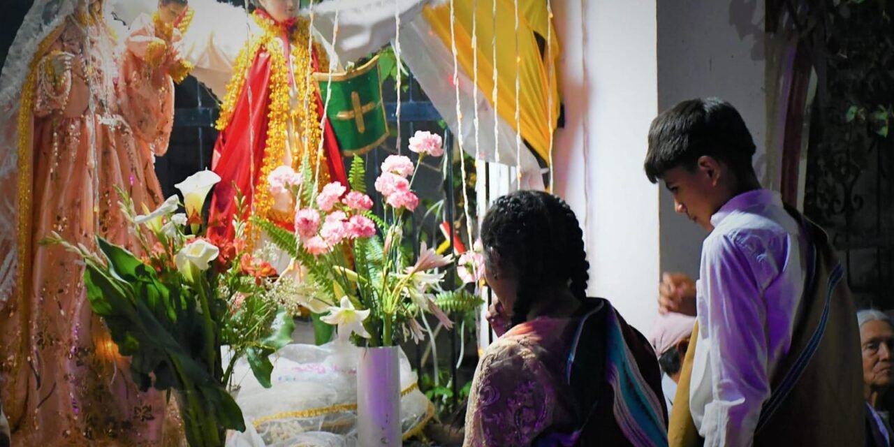 Los estudiantes y maestros participaron de la gran entrada en honor a la Virgen del Rosario en Icla